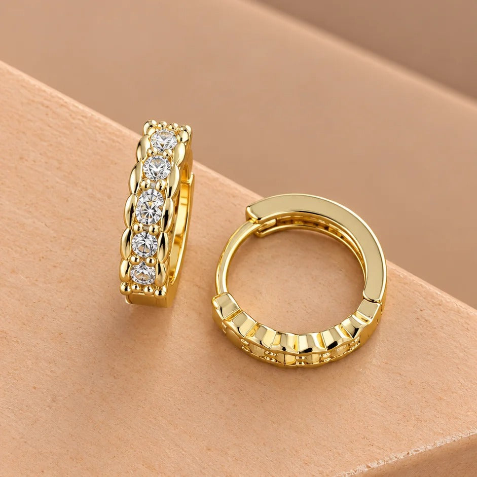 Aretes Huggie Dorados con Circones 1.3 cm – Baño de Rodio